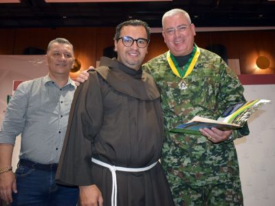 Comandante de las Fuerzas Militares fue condecorado con la exaltación GRAN CABALLERO CISNERISTA 