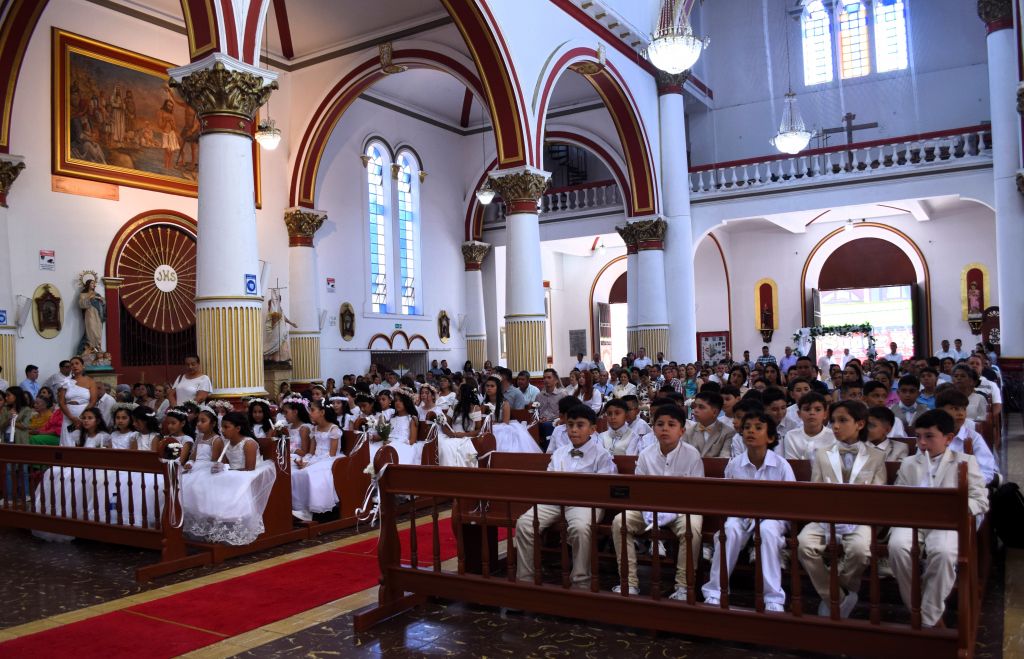 ESTUDIANTES CISNERISTAS RECIBIERON SACRAMENTOS DE PRIMERA COMUNIÓN Y CONFIRMACIÓN