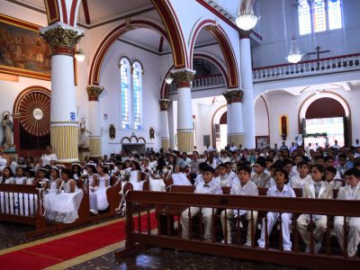 ESTUDIANTES CISNERISTAS RECIBIERON SACRAMENTOS DE PRIMERA COMUNIÓN Y CONFIRMACIÓN 